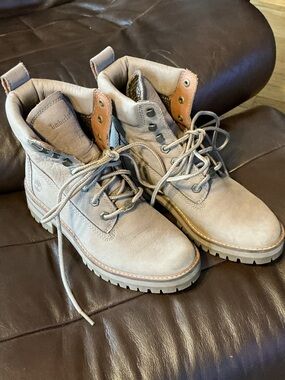 Timberland Women’s Light Beige Lace-Up Soft side Work Boots Size 7